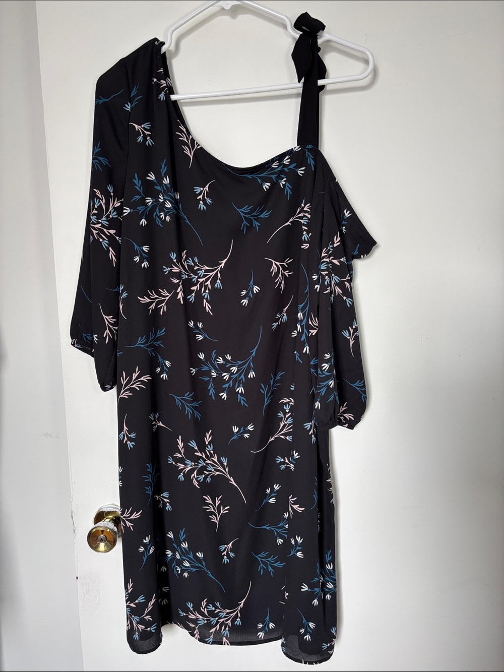 🎉4/30$🎉 Reitmans XL Black One-Shoulder Floral Dress with Tie Strap
